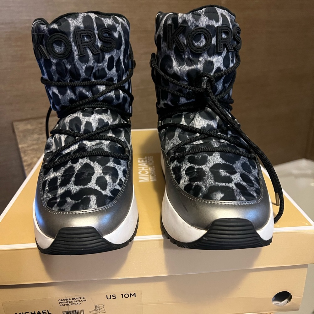 Michael Kors Size 10 Womens Boot, gray animal print, excellent condition